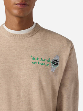 Rundhalspullover Heron Light mit Va tutto al contrario-Stickerei