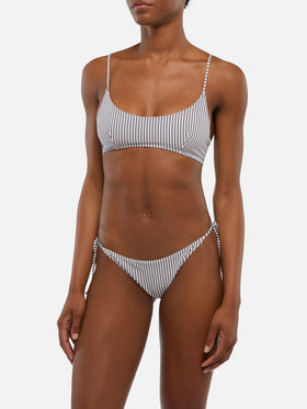 Klassische Badehose „Virgo“ mit Streifenmuster – Seersucker-Bralette-Oberteil „Judy“ mit Streifenmuster