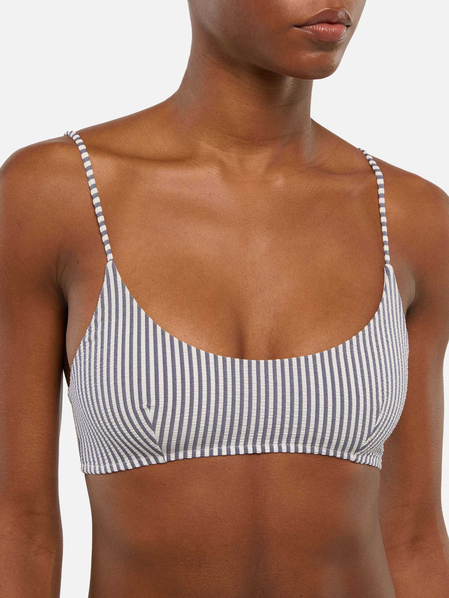 Klassische Badehose „Virgo“ mit Streifenmuster – Seersucker-Bralette-Oberteil „Judy“ mit Streifenmuster