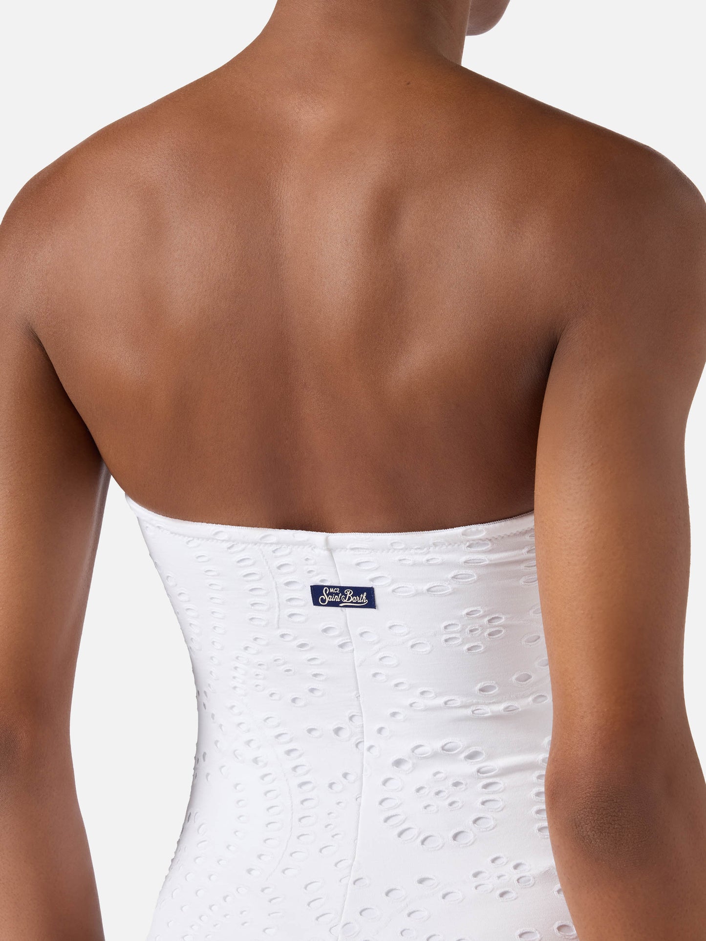 Bañador de una pieza bandeau Khyra en tejido sangallo blanco 