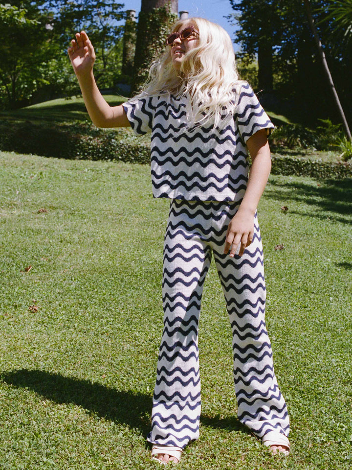 Pantalon en maille raschel Gwenda Jr avec motif vagues bleu et ivoire 