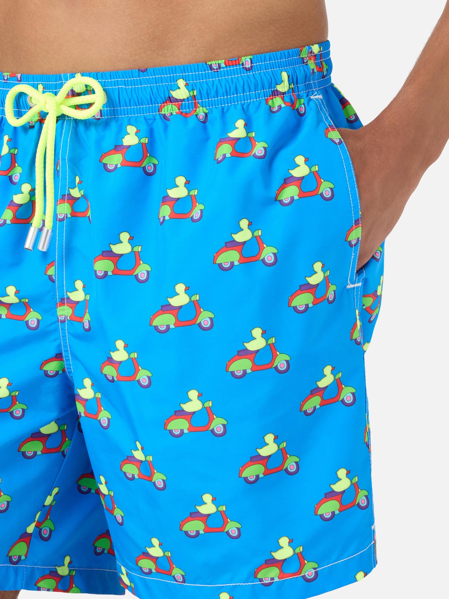 Bañador azul con estampado de patos en scooters | Edición Especial 