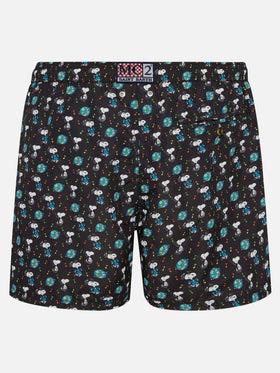 Man light fabric swim shorts with Snoopy print| Peanuts® Special Edition