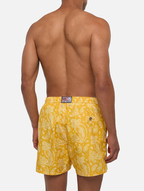 Herren-Badeshorts aus leichtem Stoff mit ockerfarbenem Paisley-Print