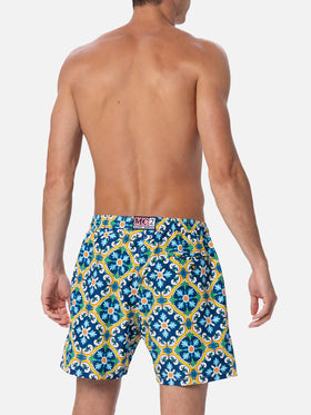 Herren-Badeshorts Lighting 70 aus leichtem Stoff mit Majolika-Print