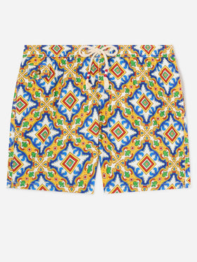 Bañador corto de tejido técnico con estampado mayólica multicolor sobre fondo blanco 