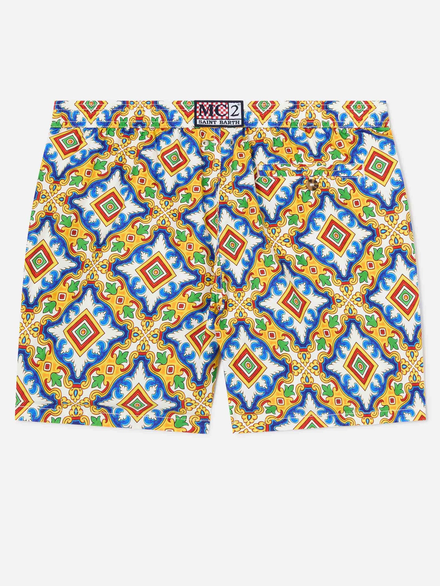 Bañador corto de tejido técnico con estampado mayólica multicolor sobre fondo blanco 