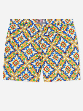 Bañador corto de tejido técnico con estampado mayólica multicolor sobre fondo blanco 