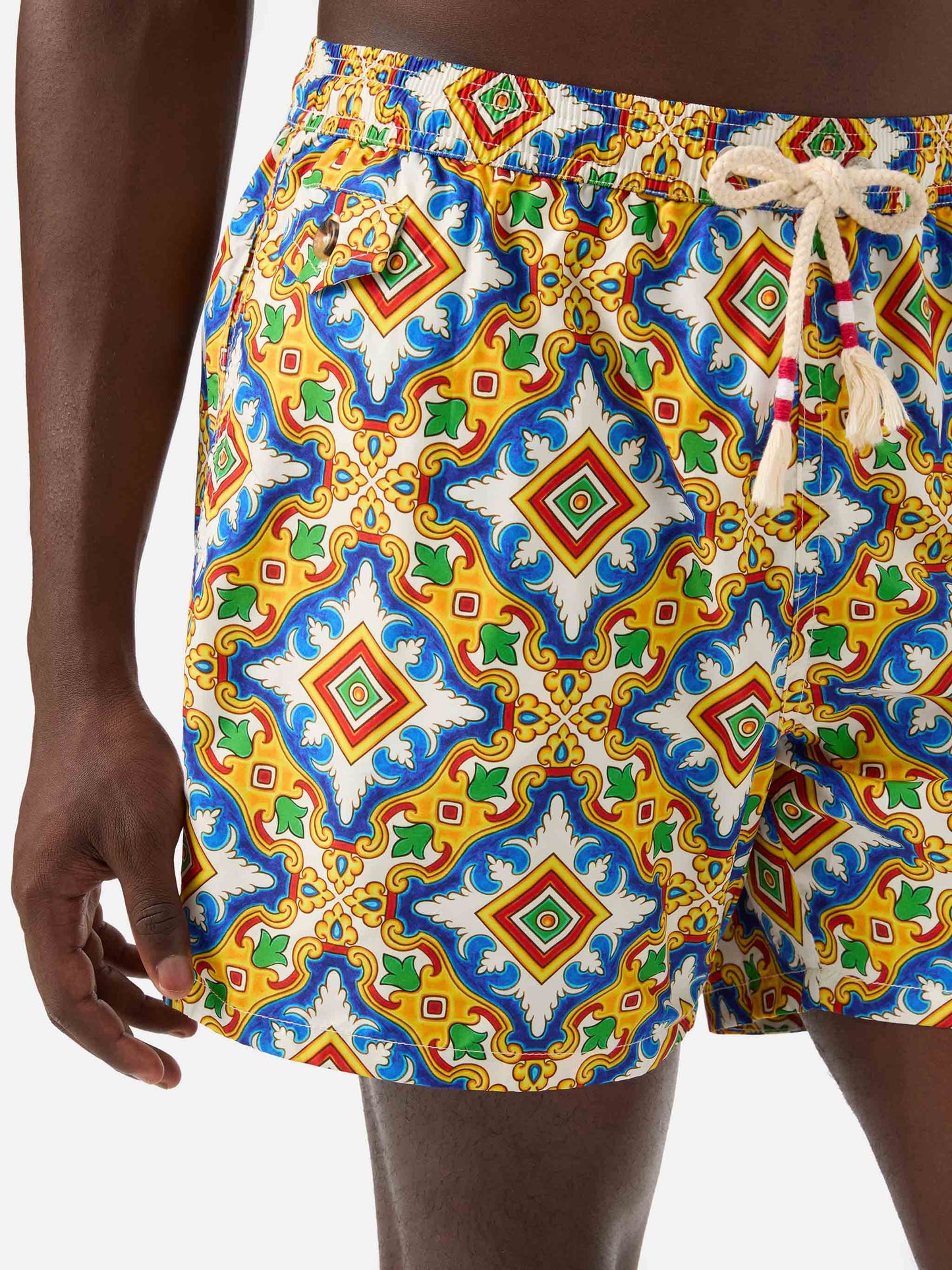 Bañador corto de tejido técnico con estampado mayólica multicolor sobre fondo blanco 