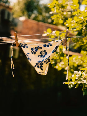 Bikini triangle Levyne en tissu stretch avec imprimé hibiscus bleu 