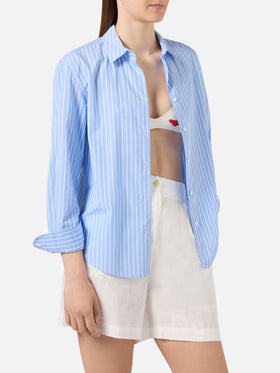 Camisa Meredith de algodón con rayas azul claro y bordado St. Barth Queen 