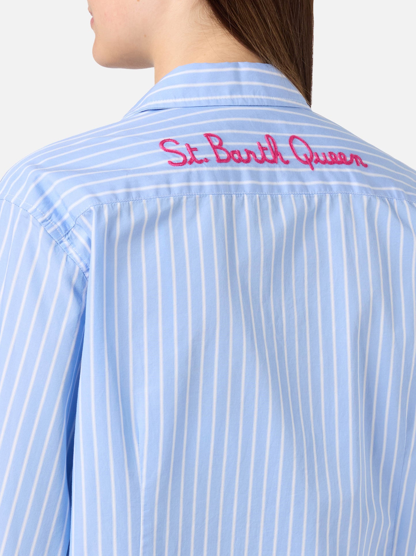 Camisa Meredith de algodón con rayas azul claro y bordado St. Barth Queen 