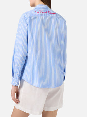 Camisa Meredith de algodón con rayas azul claro y bordado St. Barth Queen 