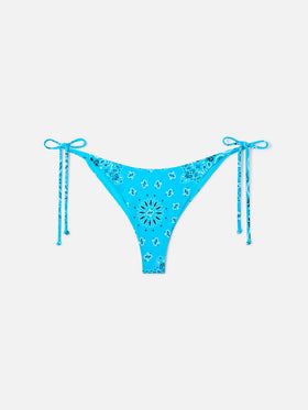 Hellblaue Marielle Bikinihose mit Bandana-Print 