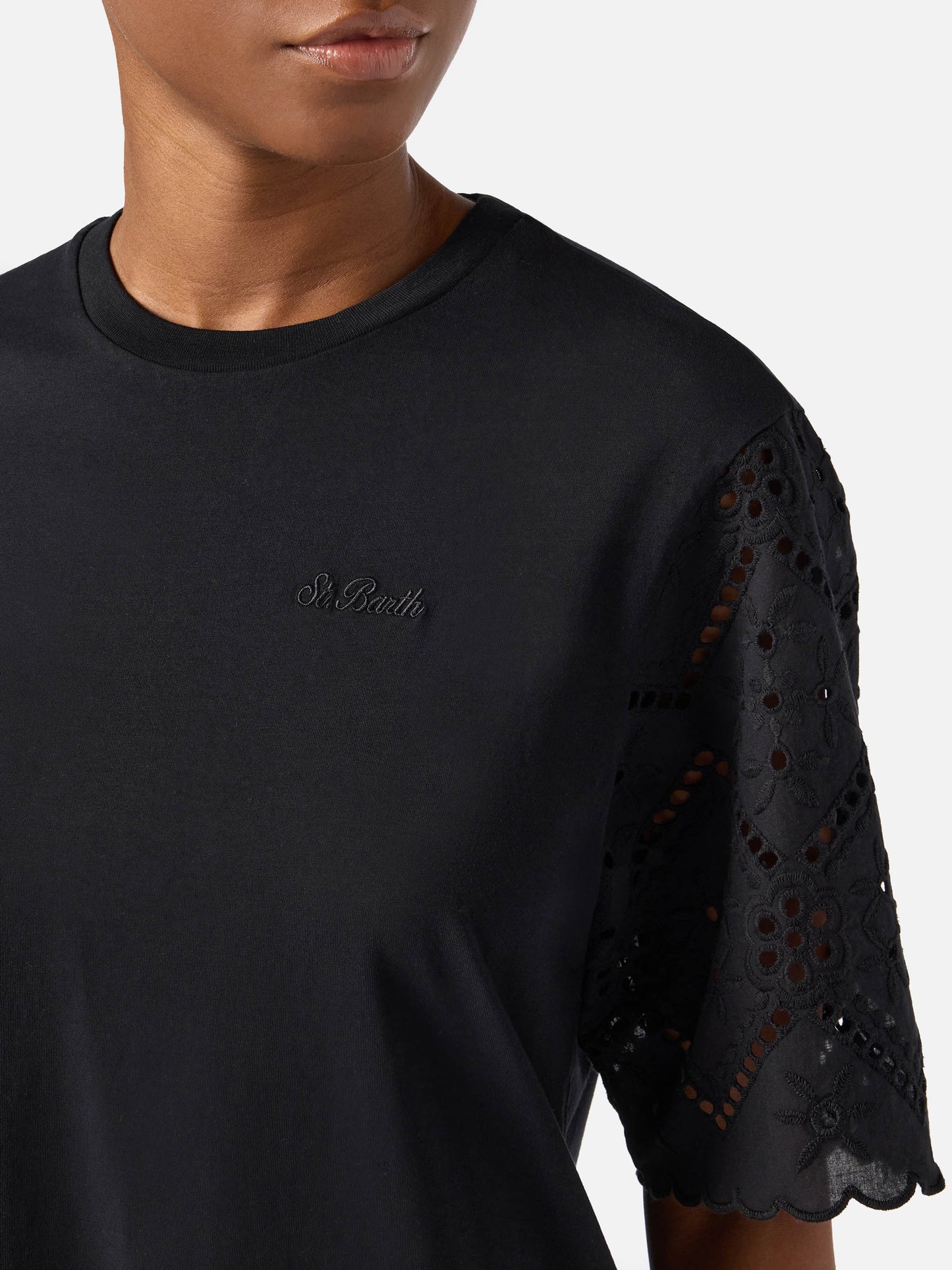 T-shirt Maisa noir avec manches en sangallo et broderie St. Barth 