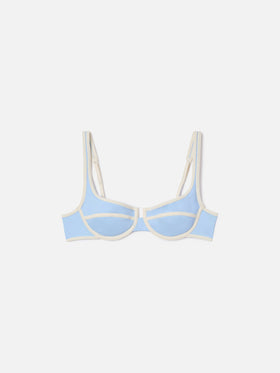 Top de bikini balconette Amira String en azul claro con ribetes blancos 