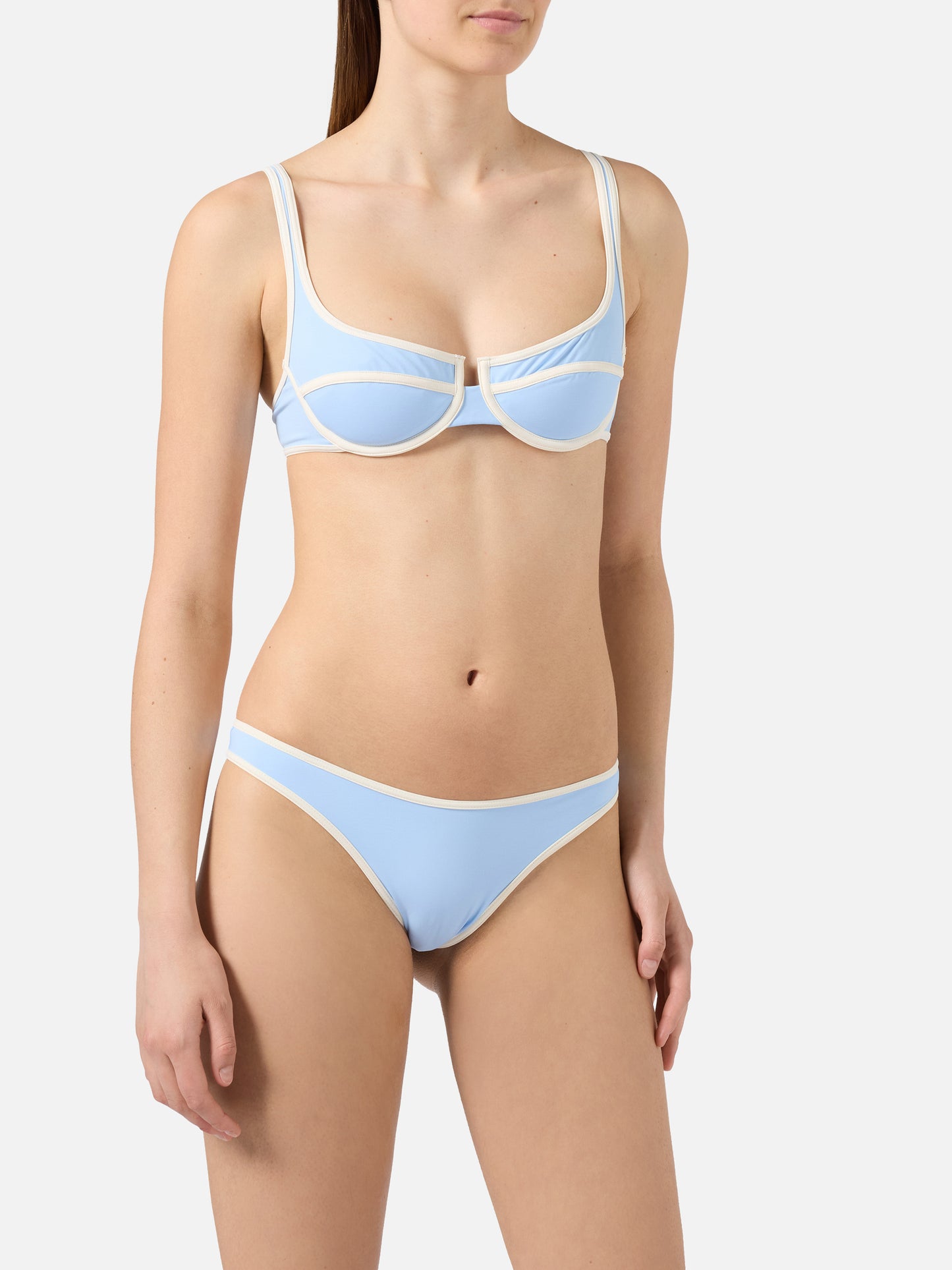 Bikini string Amira Naomi azul claro con ribetes en contraste blancos 