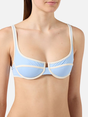 Top de bikini balconette Amira String en azul claro con ribetes blancos 