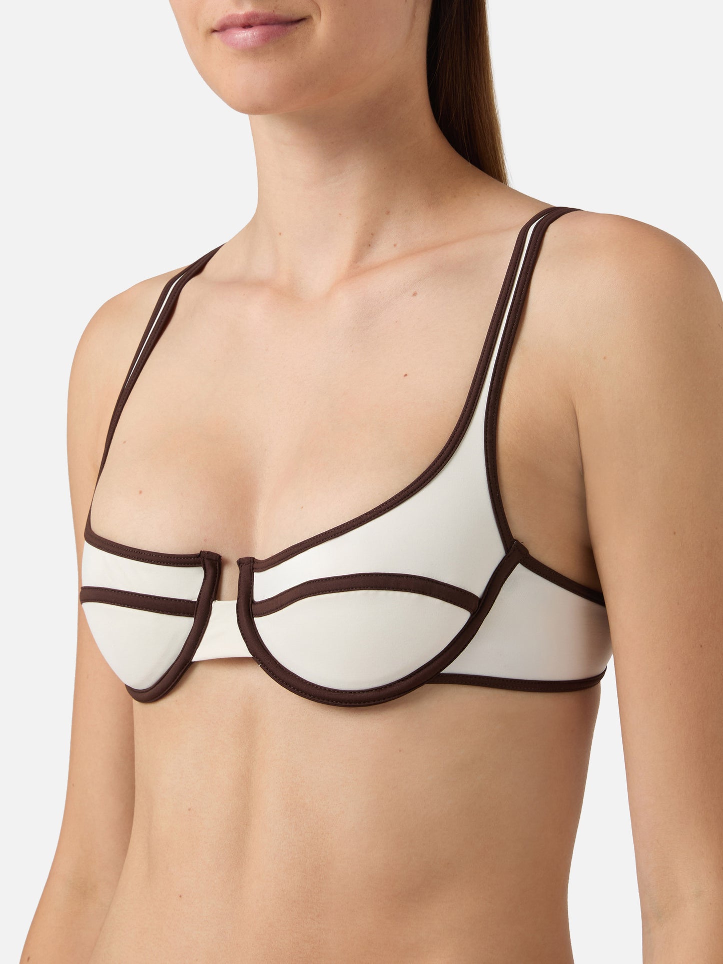 Bikini Amira String Naomi String color crema con ribetes en contraste marrón 