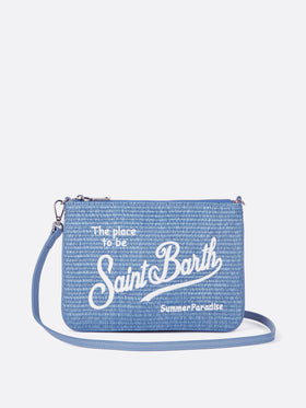 Efecto paja parisino en blue claro pouch con logo bordado y correa extraíble 
