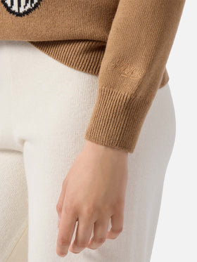 Maglione New Queen in misto cashmere cammello con jacquard Snoopy e ricamo | PEANUTS SPECIAL EDITION