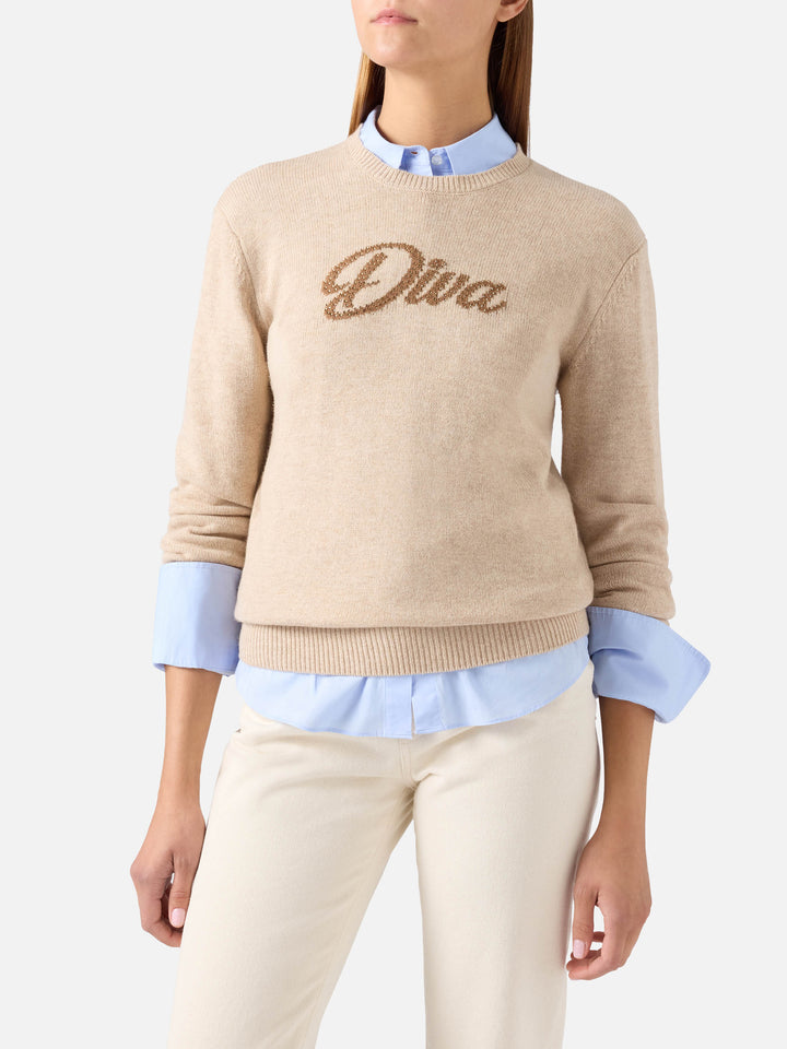 Jersey de punto beige New Queen con cuello redondo y bordado Diva con strass 