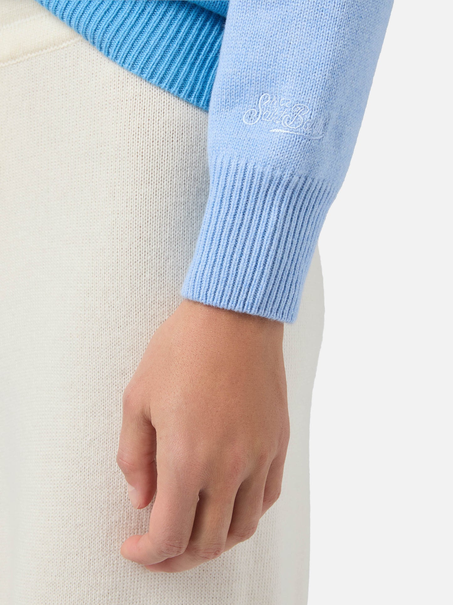 Neuer Queen-Pullover aus Kaschmirmischung in Hellblau mit Campiglio-Postkarten-Jacquard