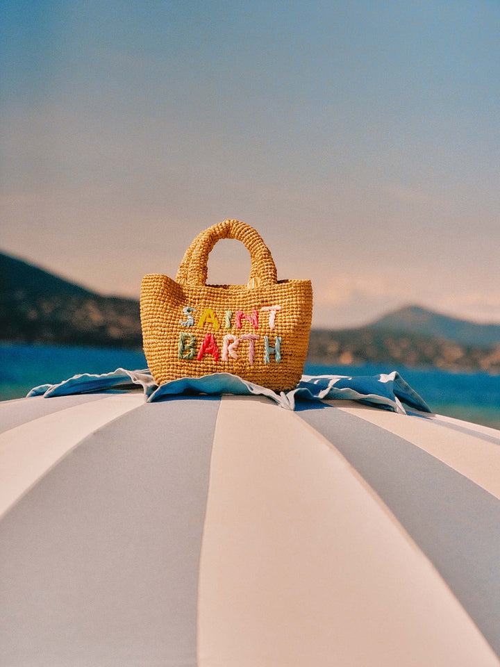 Strand-Mini-Tasche aus Raffiabast mit mehrfarbig gesticktem Logo 