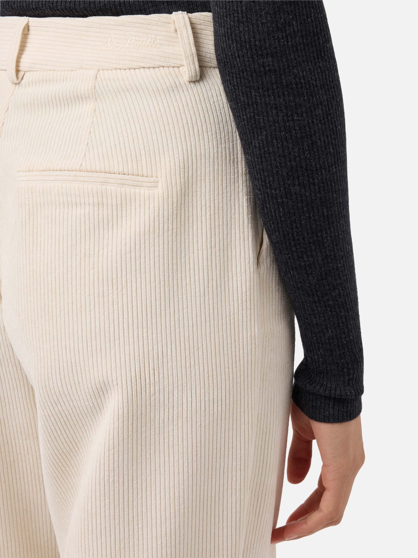 Pantaloni a gamba ampia Rebella in corduroy bianco crema