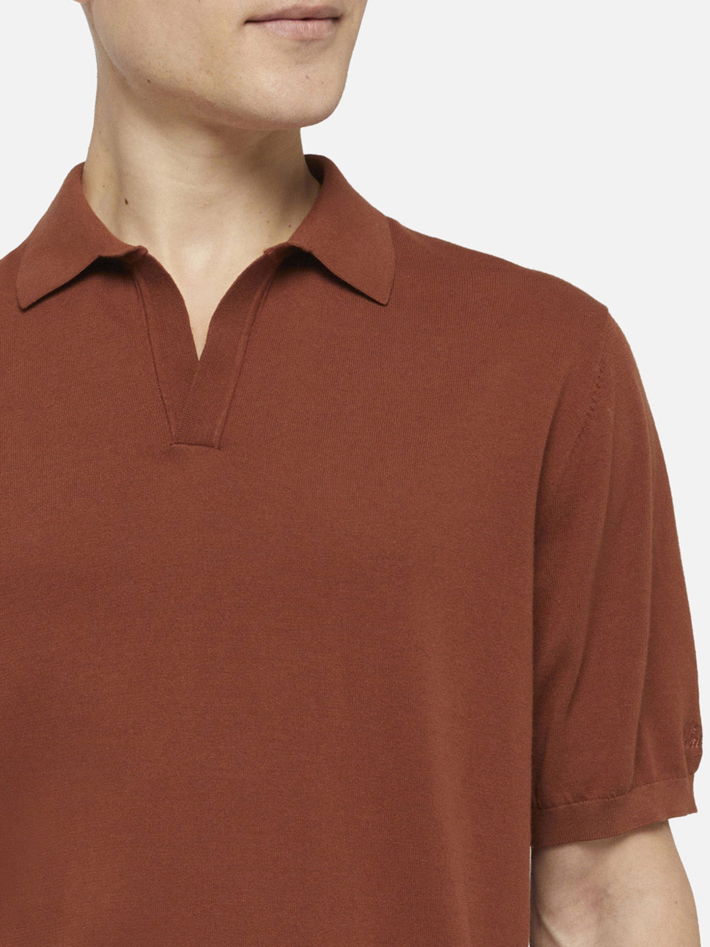 Sloan kamelbraunes, knopfloses Strickpolohemd