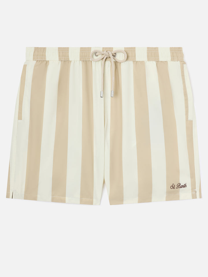 Syros-Badeshorts mit weiß-beigem Streifenprint 