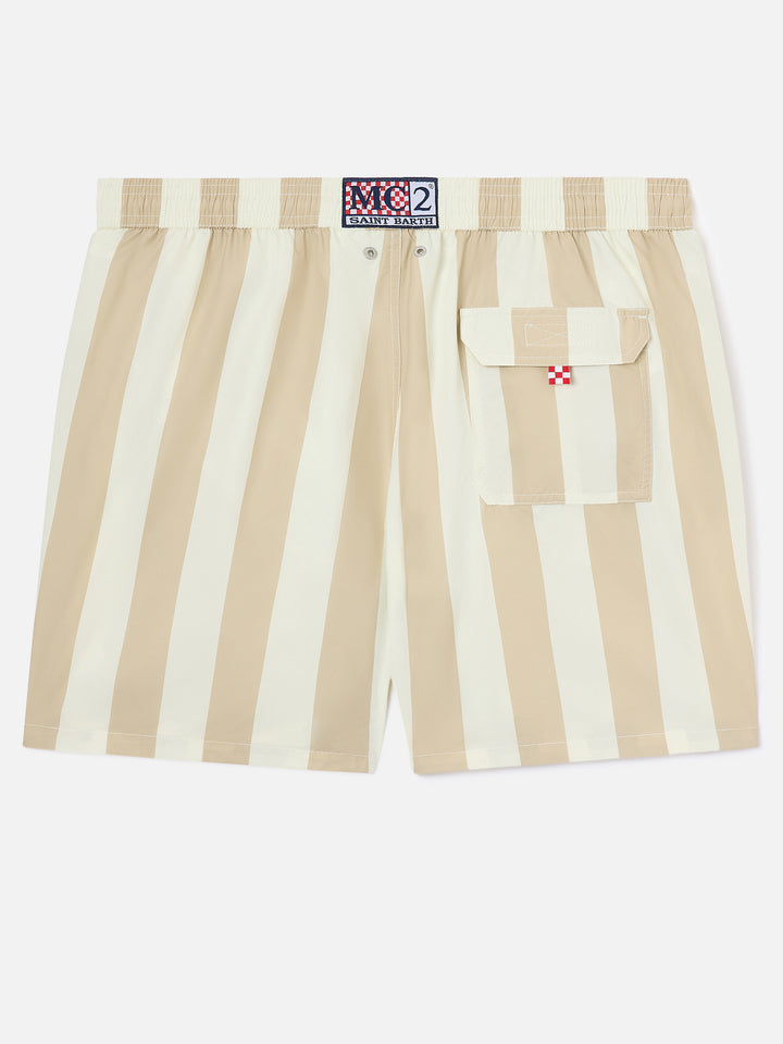 Syros-Badeshorts mit weiß-beigem Streifenprint 