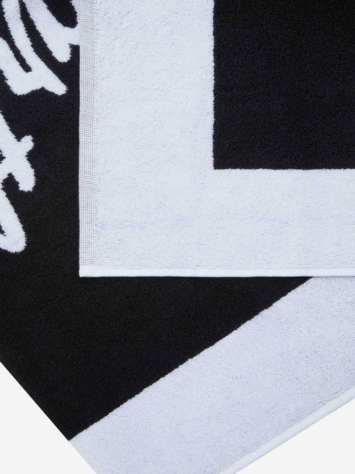 Schwarzes Frottee-Strandtuch mit weißem Rahmen