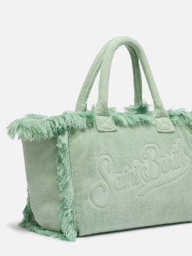 Borsa a spalla Vanity Terry verde salvia con logo in bassorilievo