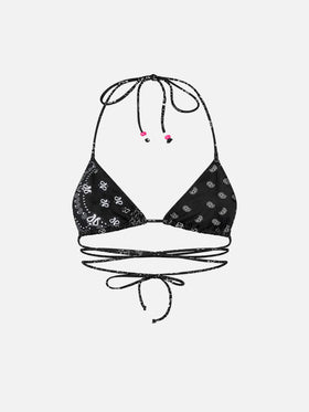 Haut de bikini triangle Veronika à imprimé bandana avec charms 