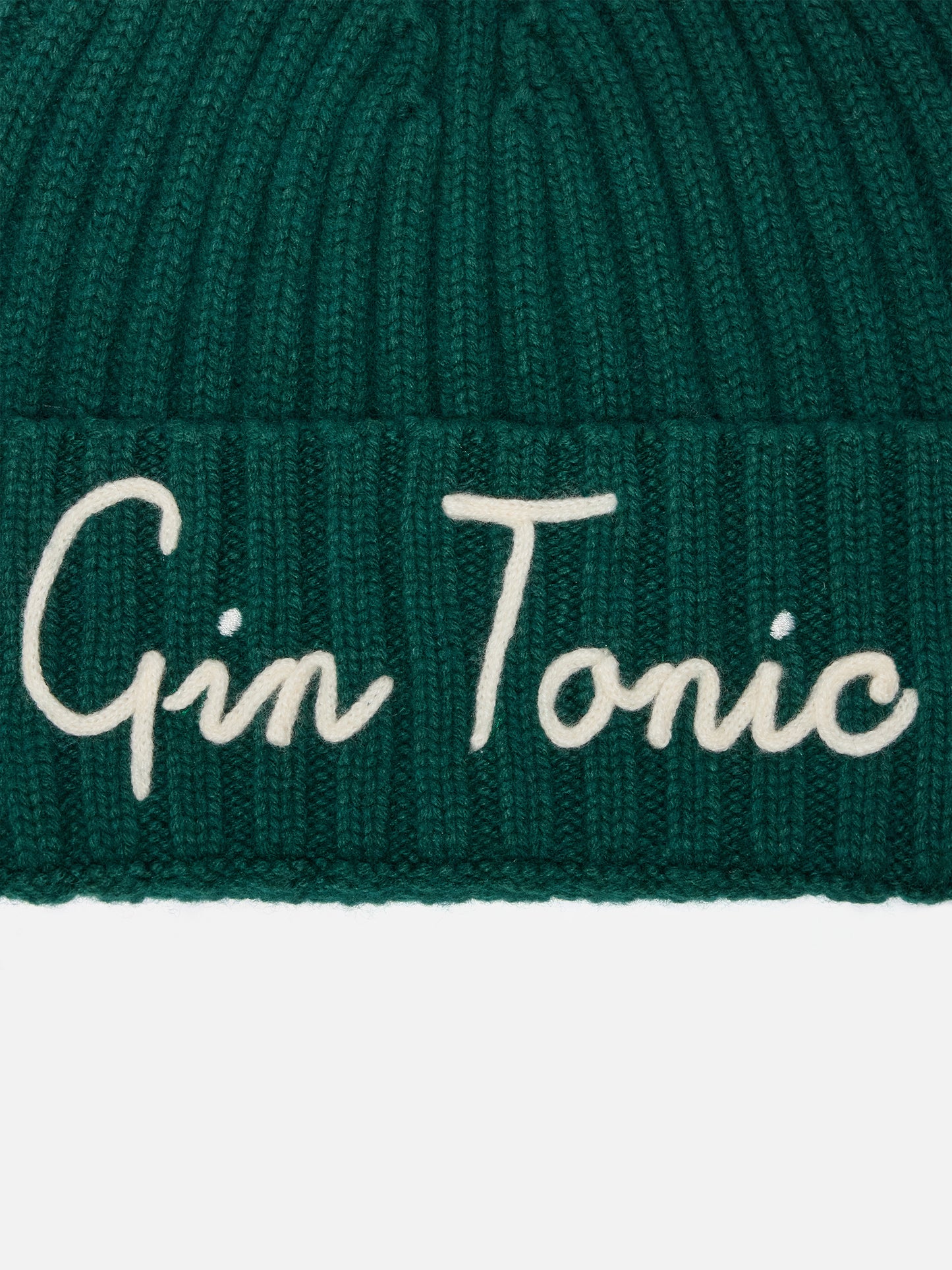 Wengen beanie in cashmere blend in British green with Gin Tonic embroidery