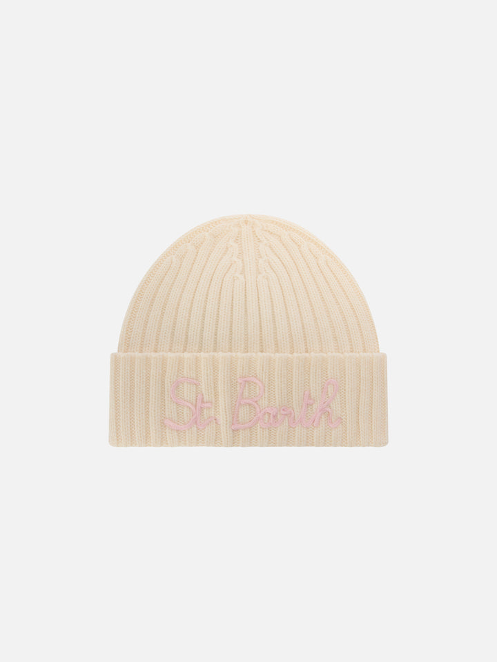 Gorro beanie Wengen off white con bordado St. Barth en rosa 