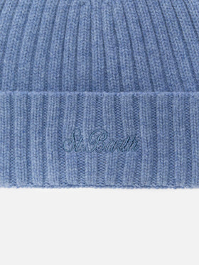 Berretto Wengen in azzurro polvere con ricamo St. Barth sul risvolto