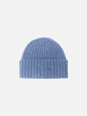 Berretto Wengen in azzurro polvere con ricamo St. Barth sul risvolto