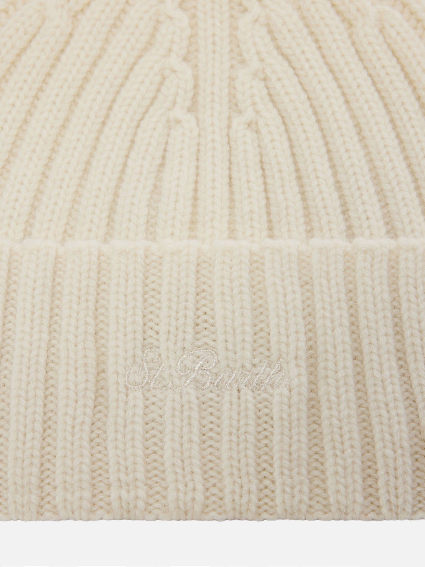 Gorro Wengen en blanco roto de 100% WOOL con bordado St. Barth 