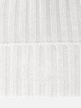 Wengen beanie in white cashmere with St. Barth embroidery on the turn-up