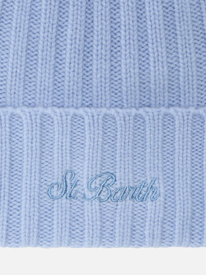 Berretto Wengen in cashmere azzurro con ricamo St. Barth sul risvolto
