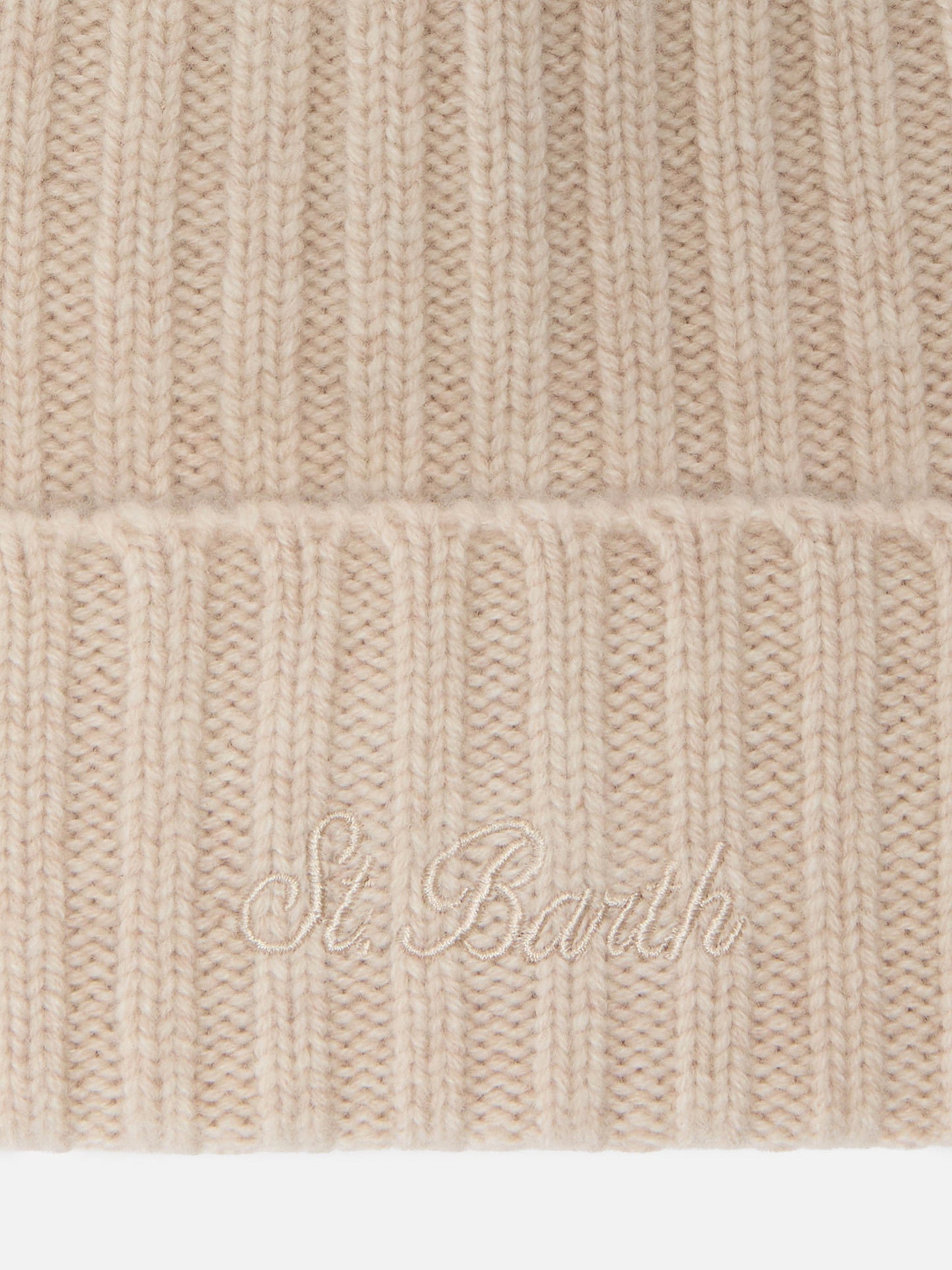 Berretto Wengen in cashmere beige melange con ricamo St. Barth sul risvolto