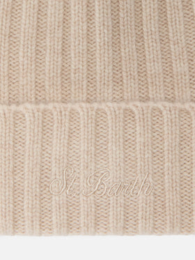 Berretto Wengen in cashmere beige melange con ricamo St. Barth sul risvolto