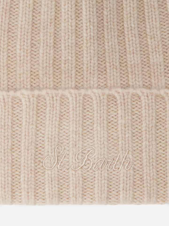 Berretto Wengen in cashmere beige melange con ricamo St. Barth sul risvolto