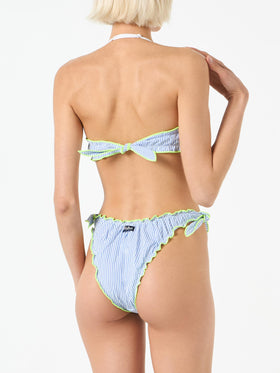 Bikini da donna a fascia in seersucker con stampa a righe